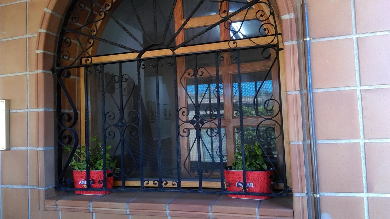 Hostal El Busto Teruel Bagian luar foto